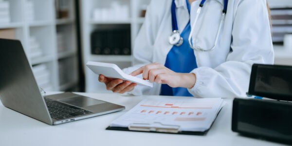 Inteligência financeira para médicos: como separar definitivamente PF e PJ