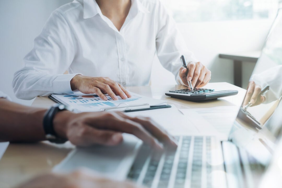 Contratar um financeiro interno ou terceirizar? Descubra qual opção faz mais sentido para sua empresa